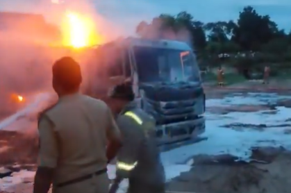 Barabanki Fire: Diesel Tanker Erupts in Flames Near Dhaba in Bhikhra Village | Barabanki Fire: Diesel Tanker Erupts in Flames Near Dhaba in Bhikhra Village