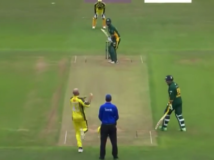 John Hastings Bowls 12 Wides and One No-Ball in Single Over Against Pakistan Champions in WCL 2025 (VIDEO) | John Hastings Bowls 12 Wides and One No-Ball in Single Over Against Pakistan Champions in WCL 2025 (VIDEO)
