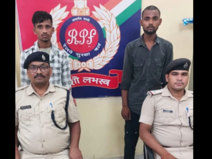 Bihar: 2 Youths Arrested by RPF for Attacking Passengers with Stick on Moving Train (VIDEO) | Bihar: 2 Youths Arrested by RPF for Attacking Passengers with Stick on Moving Train (VIDEO)