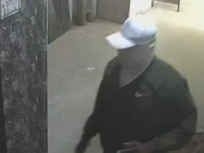 Pune: Masked Man Snatches Woman’s Chain Inside Junnar Building; Shocking CCTV Footage Surfaces (Watch) | Pune: Masked Man Snatches Woman’s Chain Inside Junnar Building; Shocking CCTV Footage Surfaces (Watch)