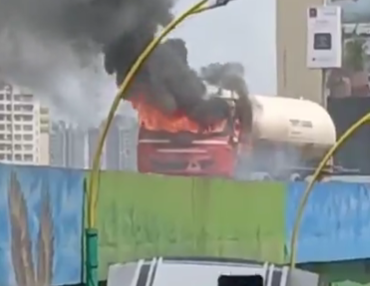 Thane Fire Acccident: Container Catches Blaze on Patlipada Flyover, No Casualties Reported (Watch Video) | Thane Fire Acccident: Container Catches Blaze on Patlipada Flyover, No Casualties Reported (Watch Video)