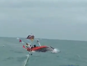 Raigad Boat Accident: Search On For Missing Fishermen After Vessel Capsizes Near Uran (Watch Video) | Raigad Boat Accident: Search On For Missing Fishermen After Vessel Capsizes Near Uran (Watch Video)