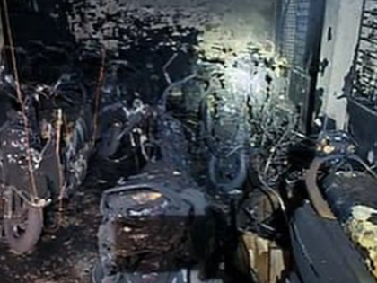 Pune Fire: Massive Blaze Destroys TVS Motor Showroom in Bund Garden; 60 Vehicles Reduced To Ashes (Watch Video) | Pune Fire: Massive Blaze Destroys TVS Motor Showroom in Bund Garden; 60 Vehicles Reduced To Ashes (Watch Video)