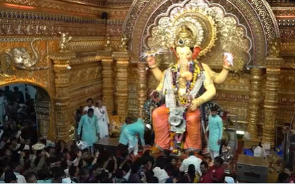 Ganeshotsav 2025: Thousands of Devotees Queue Up for Darshan of Lalbaugcha Raja on Day 2 of the Festival (Watch Video) | Ganeshotsav 2025: Thousands of Devotees Queue Up for Darshan of Lalbaugcha Raja on Day 2 of the Festival (Watch Video) Ganeshotsav 2025: Thousands of Devotees Queue Up for Darshan of Lalbaugcha Raja on Day 2 of the Festival (Watch Video) | Ganeshotsav 2025: Thousands of Devotees Queue Up for Darshan of Lalbaugcha Raja on Day 2 of the Festival (Watch Video)