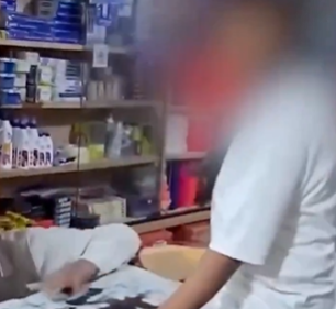 Mumbai: Girl Attacks Shopkeeper With Chappal Over Alleged Misbehaviour; Police Investigate After Video Goes Viral (Watch) | Mumbai: Girl Attacks Shopkeeper With Chappal Over Alleged Misbehaviour; Police Investigate After Video Goes Viral (Watch)
