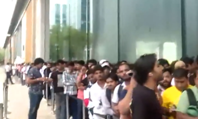 Mumbai: Fans Queue Overnight at BKC Apple Store to Buy iPhone 17 | Mumbai: Fans Queue Overnight at BKC Apple Store to Buy iPhone 17
