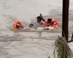 Viral Video: Solapur Woman Rescued by Brave Youths After Falling into Sina River | Viral Video: Solapur Woman Rescued by Brave Youths After Falling into Sina River