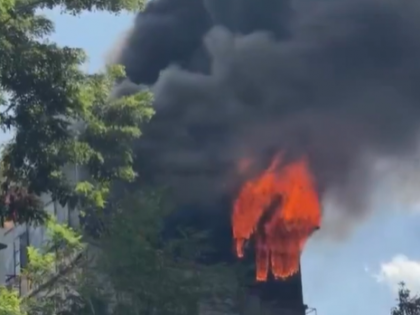 Kolkata Fire: Massive Blaze Erupts in Hotel Ahead of Durga Puja, Cause Under Investigation (Watch Video) | Kolkata Fire: Massive Blaze Erupts in Hotel Ahead of Durga Puja, Cause Under Investigation (Watch Video)