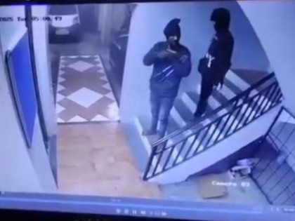 Pune Crime: CCTV Footage Shows Two Men with Weapons Trying to Break Into Kothrud Society (VIDEO) | Pune Crime: CCTV Footage Shows Two Men with Weapons Trying to Break Into Kothrud Society (VIDEO)