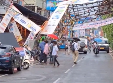 Cuttack Durga Puja Mishap: Heavy Rains Cause Pandal Roof Collapse and Light Gate Accident During Festivities (Watch Video) | Cuttack Durga Puja Mishap: Heavy Rains Cause Pandal Roof Collapse and Light Gate Accident During Festivities (Watch Video)