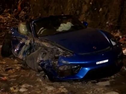 Mumbai Road Accident: Porsche Racing BMW Crashes Into Divider on Western Express Highway | Mumbai Road Accident: Porsche Racing BMW Crashes Into Divider on Western Express Highway