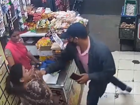 Pune Crime: Mangalsutra Worth Rs 1 Lakh Snatched in Warje, CCTV Footage Goes Viral | Pune Crime: Mangalsutra Worth Rs 1 Lakh Snatched in Warje, CCTV Footage Goes Viral Pune Crime: Mangalsutra Worth Rs 1 Lakh Snatched in Warje, CCTV Footage Goes Viral | Pune Crime: Mangalsutra Worth Rs 1 Lakh Snatched in Warje, CCTV Footage Goes Viral