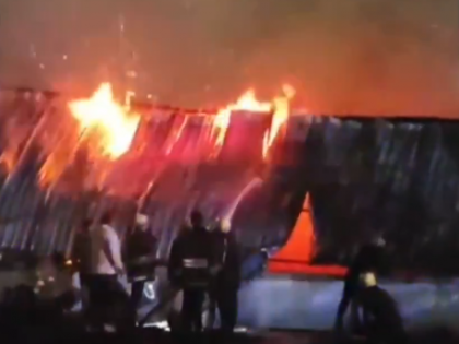 Surat Fire: Blaze Erupts at Warehouse in Godadara Area (Watch Video) | Surat Fire: Blaze Erupts at Warehouse in Godadara Area (Watch Video)