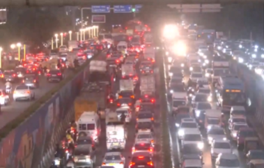 Delhi Traffic Update: Long Snarl Over Moolchand Flyover as Festive Rush Grips Capital Before Diwali (Watch Video) | Delhi Traffic Update: Long Snarl Over Moolchand Flyover as Festive Rush Grips Capital Before Diwali (Watch Video)