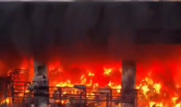 Thane Fire: Massive Blaze Erupts in Clothing Warehouse; No Casualties Reported (Watch Video) | Thane Fire: Massive Blaze Erupts in Clothing Warehouse; No Casualties Reported (Watch Video)