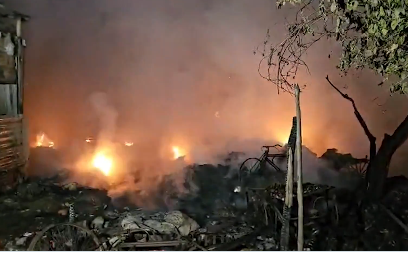 Delhi Fire: Blaze Erupts in Rani Garden Slums, Eight Fire Tenders Rushed to Spot (Watch Video) | Delhi Fire: Blaze Erupts in Rani Garden Slums, Eight Fire Tenders Rushed to Spot (Watch Video) Delhi Fire: Blaze Erupts in Rani Garden Slums, Eight Fire Tenders Rushed to Spot (Watch Video) | Delhi Fire: Blaze Erupts in Rani Garden Slums, Eight Fire Tenders Rushed to Spot (Watch Video)