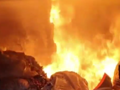 Patna Fire: Massive Blaze Erupts at Plastic Godown in Bihar (Watch Video) | Patna Fire: Massive Blaze Erupts at Plastic Godown in Bihar (Watch Video) Patna Fire: Massive Blaze Erupts at Plastic Godown in Bihar (Watch Video) | Patna Fire: Massive Blaze Erupts at Plastic Godown in Bihar (Watch Video)