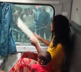 Viral Video: Woman Smashes Train Window in Anger After Purse Goes Missing on Indore–Delhi Route (Watch Video) | Viral Video: Woman Smashes Train Window in Anger After Purse Goes Missing on Indore–Delhi Route (Watch Video) Viral Video: Woman Smashes Train Window in Anger After Purse Goes Missing on Indore–Delhi Route (Watch Video) | Viral Video: Woman Smashes Train Window in Anger After Purse Goes Missing on Indore–Delhi Route (Watch Video)