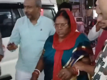 Bihar Assembly Elections 2025: NDA Candidate Jyoti Manjhi Injured as Miscreants Attack Her Car with Bricks During Campaigning in Barachatti (VIDEO) | Bihar Assembly Elections 2025: NDA Candidate Jyoti Manjhi Injured as Miscreants Attack Her Car with Bricks During Campaigning in Barachatti (VIDEO)