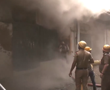 Kolkata Fire: Blaze Erupts at Godown Near Lalbazar; Thick Smoke Hampers Rescue Efforts | Kolkata Fire: Blaze Erupts at Godown Near Lalbazar; Thick Smoke Hampers Rescue Efforts Kolkata Fire: Blaze Erupts at Godown Near Lalbazar; Thick Smoke Hampers Rescue Efforts | Kolkata Fire: Blaze Erupts at Godown Near Lalbazar; Thick Smoke Hampers Rescue Efforts