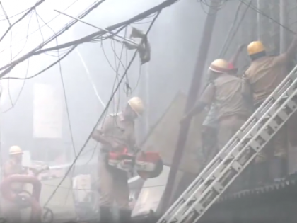 Kolkata Fire: Major Blaze Erupts at Electronics Warehouse in West Bengal, No Casualties Reported (VIDEO) | Kolkata Fire: Major Blaze Erupts at Electronics Warehouse in West Bengal, No Casualties Reported (VIDEO) Kolkata Fire: Major Blaze Erupts at Electronics Warehouse in West Bengal, No Casualties Reported (VIDEO) | Kolkata Fire: Major Blaze Erupts at Electronics Warehouse in West Bengal, No Casualties Reported (VIDEO)