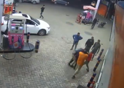 Pune Shocker: Petrol Pump Attendant Assaulted; Dealers Demand Urgent Action (Watch Video) | Pune Shocker: Petrol Pump Attendant Assaulted; Dealers Demand Urgent Action (Watch Video) Pune Shocker: Petrol Pump Attendant Assaulted; Dealers Demand Urgent Action (Watch Video) | Pune Shocker: Petrol Pump Attendant Assaulted; Dealers Demand Urgent Action (Watch Video)
