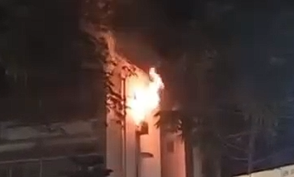 Mumbai Fire: Major Blaze Erupts at Residential Building in Ghatkopar (Watch Video) | Mumbai Fire: Major Blaze Erupts at Residential Building in Ghatkopar (Watch Video) Mumbai Fire: Major Blaze Erupts at Residential Building in Ghatkopar (Watch Video) | Mumbai Fire: Major Blaze Erupts at Residential Building in Ghatkopar (Watch Video)