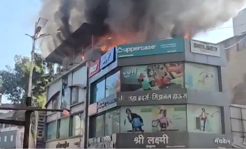 Pune Fire: Massive Blaze Erupts at Ramesh Dyeing Shop in Sadashiv Peth (Watch Video) | Pune Fire: Massive Blaze Erupts at Ramesh Dyeing Shop in Sadashiv Peth (Watch Video) Pune Fire: Massive Blaze Erupts at Ramesh Dyeing Shop in Sadashiv Peth (Watch Video) | Pune Fire: Massive Blaze Erupts at Ramesh Dyeing Shop in Sadashiv Peth (Watch Video)