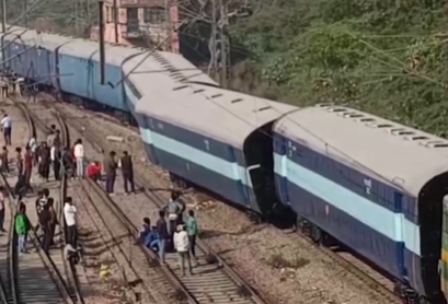 Delhi: Two Train Coaches Derail at Shakur Basti Railway Station, No Injuries Reported (Watch Video) | Delhi: Two Train Coaches Derail at Shakur Basti Railway Station, No Injuries Reported (Watch Video)