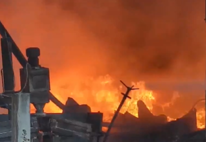 Gujarat Fire: Massive Blaze Erupts at Plastic Raw Material Manufacturing Company in Valsad; Seven Fire Tenders Rushed to the Spot (Watch Video) | Gujarat Fire: Massive Blaze Erupts at Plastic Raw Material Manufacturing Company in Valsad; Seven Fire Tenders Rushed to the Spot (Watch Video)