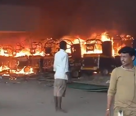 Mumbai Fire: Blaze Engulfs 10 Autorickshaws in Ghatkopar East, No Injuries Reported | Mumbai Fire: Blaze Engulfs 10 Autorickshaws in Ghatkopar East, No Injuries Reported