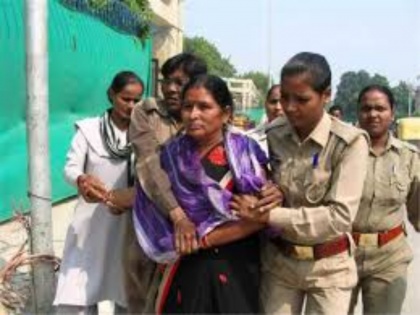 Shocking! Woman attempts self-immolation in front of UP Vidhan Sabha | Shocking! Woman attempts self-immolation in front of UP Vidhan Sabha