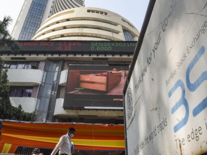 Market Crash: Sensex falls more than 750 points - Nifty slips below 18,000, investors lose 2.5 lakh crore | Market Crash: Sensex falls more than 750 points - Nifty slips below 18,000, investors lose 2.5 lakh crore