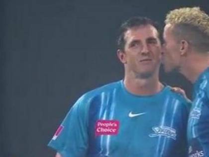 BBL 2021-22: Peter Siddle caught kissing Adelaide Strikers teammate Daniel Worrall | BBL 2021-22: Peter Siddle caught kissing Adelaide Strikers teammate Daniel Worrall
