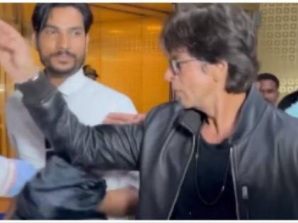 Shah Rukh Khan pushes a fan in anger while taking selfie, shocking video goes viral! | Shah Rukh Khan pushes a fan in anger while taking selfie, shocking video goes viral!