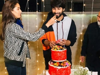 Shahid Kapoor cuts birthday cake on the sets of Jersey with wife Mira Rajput and Pankaj Kapur | Shahid Kapoor cuts birthday cake on the sets of Jersey with wife Mira Rajput and Pankaj Kapur