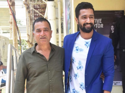 Vicky Kaushal's father Sham Kaushal arrange food for Paparazzi who were standing outside their residence | Vicky Kaushal's father Sham Kaushal arrange food for Paparazzi who were standing outside their residence