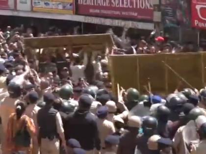 Sanjauli Mosque Row: Protesters Clash With Security Forces in Shimla Amid Prohibitory Orders (Watch Video) | Sanjauli Mosque Row: Protesters Clash With Security Forces in Shimla Amid Prohibitory Orders (Watch Video)