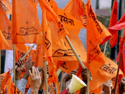 Members of Shiv Sena's rival factions clash in Nashik | Members of Shiv Sena's rival factions clash in Nashik