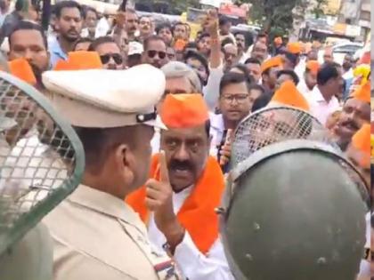 Kolhapur: Clash breaks out between Uddhav Thackeray faction and Eknath Shinde faction over Ganpati Idol installation | Kolhapur: Clash breaks out between Uddhav Thackeray faction and Eknath Shinde faction over Ganpati Idol installation