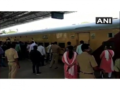 Pune: 300 migrants skip to board special trains as work resumes in the region | Pune: 300 migrants skip to board special trains as work resumes in the region