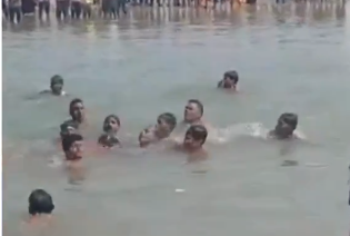 Sitapur Tragedy: 3 Dead After Boat Capsizes in Sharda River in Uttar Pradesh (Watch Video) | Sitapur Tragedy: 3 Dead After Boat Capsizes in Sharda River in Uttar Pradesh (Watch Video) Sitapur Tragedy: 3 Dead After Boat Capsizes in Sharda River in Uttar Pradesh (Watch Video) | Sitapur Tragedy: 3 Dead After Boat Capsizes in Sharda River in Uttar Pradesh (Watch Video)
