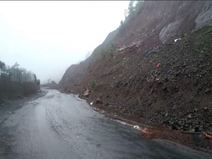 Parashuram Ghat on Mumbai-Goa highway closed due to landslide | Parashuram Ghat on Mumbai-Goa highway closed due to landslide