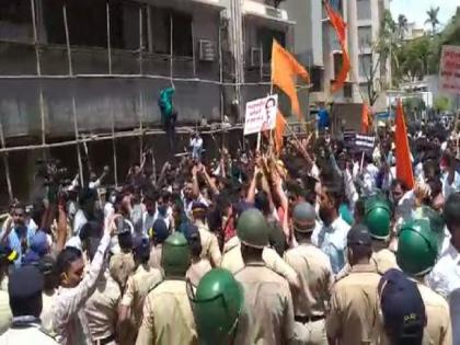 BJP, Shiv Sena workers clash outside Narayan Rane's Juhu bungalow | BJP, Shiv Sena workers clash outside Narayan Rane's Juhu bungalow
