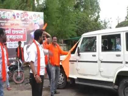Tanaji Sawant supporters breaks Shiv Sainiks car | Tanaji Sawant supporters breaks Shiv Sainiks car
