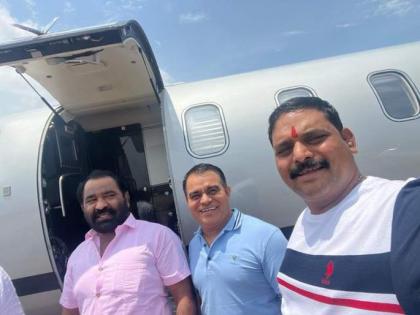 Eknath Shinde group shares plane photos, Nitin Deshmukh allegations false | Eknath Shinde group shares plane photos, Nitin Deshmukh allegations false