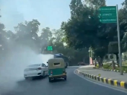 Smoke on DTC Bus: Heavy Smoke Seen Blowing Out of Delhi Government Bus on Janpath Road - WATCH | Smoke on DTC Bus: Heavy Smoke Seen Blowing Out of Delhi Government Bus on Janpath Road - WATCH
