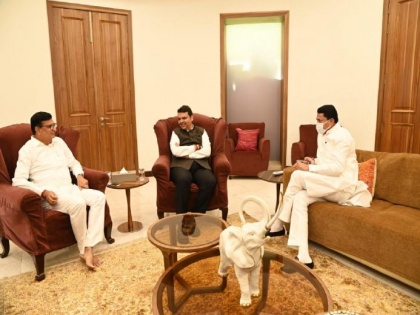 Maharashtra Congress leaders meet Fadnavis at his residence over upcoming Rajya Sabha bypolls | Maharashtra Congress leaders meet Fadnavis at his residence over upcoming Rajya Sabha bypolls