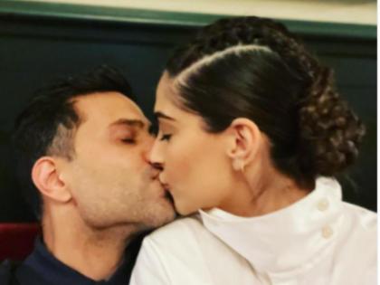 Sonam Kapoor announces her first pregnancy, see pics | Sonam Kapoor announces her first pregnancy, see pics
