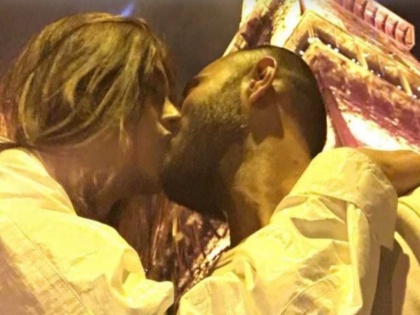 Valentine's Day: Sonam Kapoor shares a passionate kiss with hubby Anand Ahuja | Valentine's Day: Sonam Kapoor shares a passionate kiss with hubby Anand Ahuja